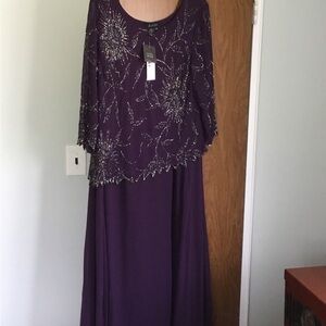 J Kara Women’s Plus Size Boat Neck 3/4 Sleeve Beaded Chiffon Gown